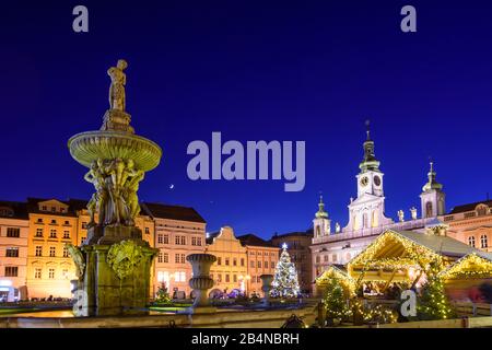 Ceske Budejovice (Budweis), Hauptplatz, Samson-Brunnen, Rathaus, Weihnachtsmarkt, Schlittschuhbahn in Jihocesky, Südböhmen, Tschechien Stockfoto