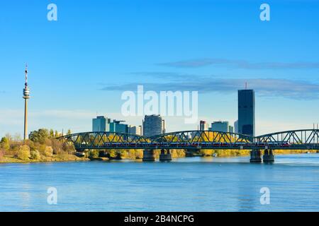 Wien, Fluss Donau (Donau), Brücke Nordbahnbrücke, Donauturm (Donauturm), Donautadt, DC-Turm 1 in Österreich, Wien, 22. Bezirk, Donaustadt Stockfoto