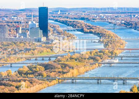 Wien, Blick vom Berg Leopoldsberg auf die Stadt Wien, Donautadt und Fluss Donau (Donau), neue Donau (neue Donau), Insel Donaufinsel, DC-Turm 1 in Österreich, Wien, 00. Bezirk, Übersicht Stockfoto