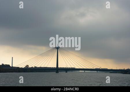 Wien, Fluss Donau (Donau), Brücke Donaustadtbrücke, Bahn U-Bahn-Linie 2 in Österreich, Wien, 22. Bezirk, Donaustadt Stockfoto