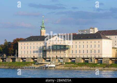 Hainburg an der Donau, Fluss Donau (Donau), Stadt Hainburg, Haus Kulturfabrik in Österreich, Oberösterreich, Donau Stockfoto