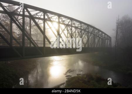 Rosenburg-Mold, Fluss Kamp, Eisenbahnbrücke, Nebel in Österreich, Oberösterreich, Waldviertel Stockfoto