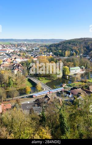 Gars am Kamp, Blick von der Burgruine Gars auf Gars am Kamp, Lokalbahn in Österreich, Oberösterreich, Waldviertel Stockfoto