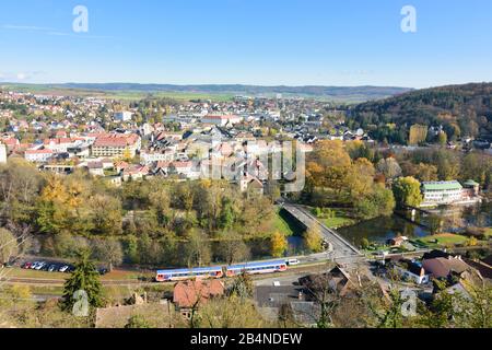 Gars am Kamp, Blick von der Burgruine Gars auf Gars am Kamp, Lokalbahn in Österreich, Oberösterreich, Waldviertel Stockfoto