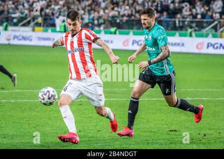 Sergiu Hanca (L) von Cracovia und Pawel Wszolek (R) von Legia Warszawa sind während des PKO Ekstraklasa League Spiels zwischen Legia Warszawa und Cracovia im Marschall-Jozef Pilsudski Legia Warschauer Stadtstadion im Einsatz.(Endstand; Legia Warszawa 2:1Cracovia) Stockfoto