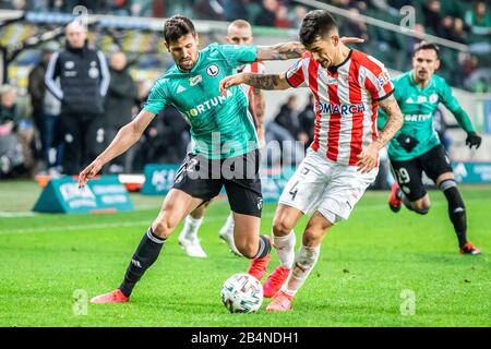 Pawel Wszolek (L) von Legia Warszawa und Sergiu Hanca (R) von Cracovia sind während des PKO Ekstraklasa League Spiels zwischen Legia Warszawa und Cracovia im Marschall-Jozef Pilsudski Legia Warschauer Stadtstadion im Einsatz.(Endstand; Legia Warszawa 2:1Cracovia) Stockfoto