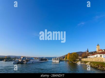 Krems an der Donau, Fluss Donau (Donau), Kreuzfahrtschiff in Österreich, Oberösterreich, Wachau Stockfoto