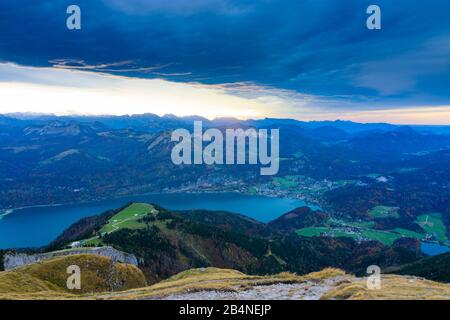 Sankt Gilgen, Blick vom Schafberg auf den Wolfgangsee und die Stadt Sankt Gilgen im Salzkammergut, Salzburg, Österreich Stockfoto