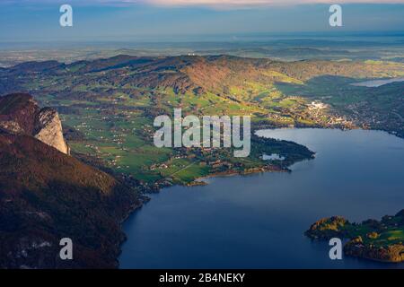 Mondsee, Blick vom Schafberg zum See- und Stadtmondsee, Bergdrachenwand im Salzkammergut, Salzburg, Österreich Stockfoto