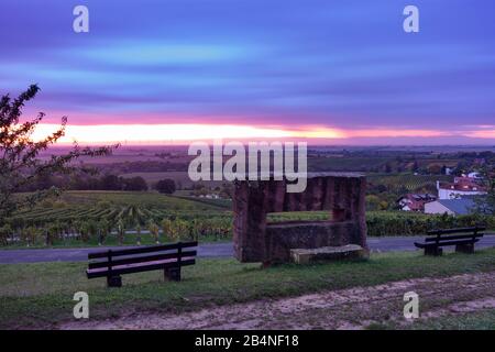 Gleiszellen-Gleisorbach, Durchblick Denkmal, Weinberg, Blick ins Rheintal an der Deutschen Weinstraße, Rheinland-Pfalz, Deutschland Stockfoto