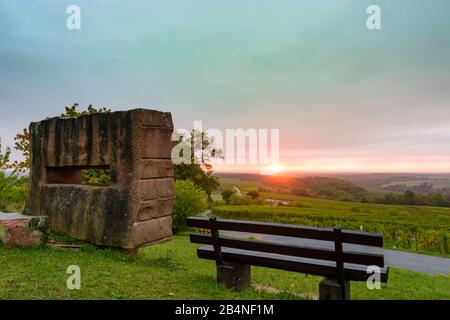 Gleiszellen-Gleisorbach, Durchblick Denkmal, Weinberg, Blick ins Rheintal an der Deutschen Weinstraße, Rheinland-Pfalz, Deutschland Stockfoto