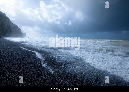 Regen nähert sich der Steilküste von Quiberville-Plage an der Cote d-'Albátre in der Normandie. Stockfoto