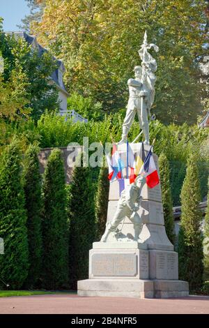 Kriegsdenkmal in Villers-sur-Mer, einem französischen Badeort im Département Calvados in der Normandie. Die Aufschrift erinnert an benachbarte Orte und die Teilnahme an verschiedenen Kriegen. Stockfoto