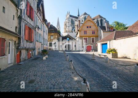 Mittelalterliche Gebäude und Fachwerkhäuser prägen die Altstadt von Auxerre. Hauptstadt des französischen Departements Yonne in der Region Bourgogne-Franche-Comté. Stockfoto