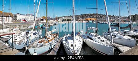 Segelboote im Hafen von Trouville-sur-Mer, einem französischen Badeort im Departement Calvados in der Normandie. Stockfoto