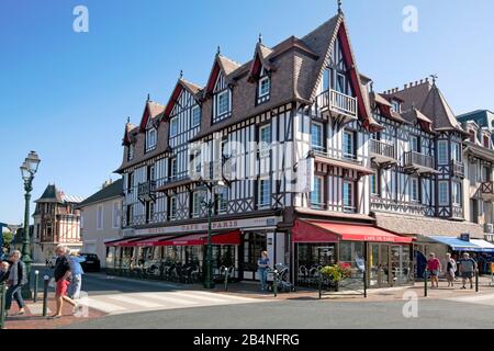 Das Hotel and Cafe de Paris ist ein stattliches Jugendstilgebäude in Cabourg. Ein Badeort in der französischen Region Normandie im Département Calvados. Stockfoto