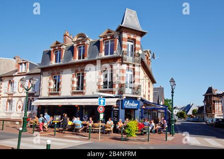 Restaurant und Straßencafé. Cabourg ist ein Badeort in der französischen Region Normandie im Département Calvados. Stockfoto