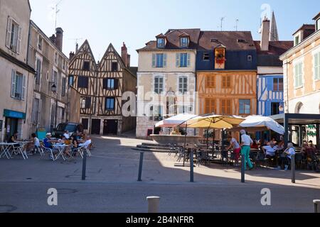 Straßencafés und Fachwerkhäuser prägen die Altstadt von Auxerre. Hauptstadt des französischen Departements Yonne in der Region Bourgogne-Franche-Comté. Stockfoto