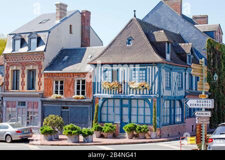 Typische Fachwerkhäuser in Beaumont-en-Auge. Departement Calvados in der Region Normandie Stockfoto