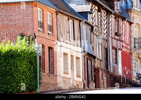 Typische Fachwerkhäuser in Beaumont-en-Auge. Departement Calvados in der Region Normandie Stockfoto