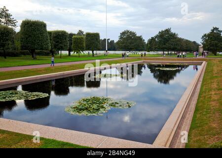 Der amerikanische Militärfriedhof Saint-Laurent am Omaha Beach in der Normandie bei Colleville-sur-Mer. Der reflektierende Teich und die Promenade. Stockfoto