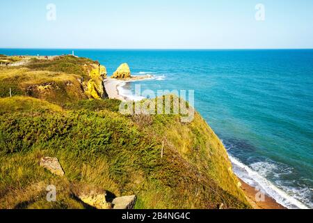 Die Pointe du Hoc ist ein Abschnitt der Steilküste an der Küste Calvados in der Normandie. Strategischer Punkt im zweiten Weltkrieg während der Invasion. Stockfoto