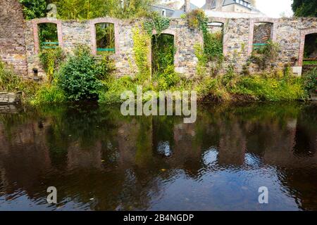 Trockene Steinmauer am Fluss mit Tür- und Fensterhöhlen. Pontrieux ist eine Gemeinde in der Region Bretagne im Département Côtes-d'Armor im Kanton Bégard. Er liegt am Ufer des Flusses Trieux Stockfoto