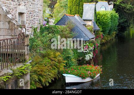 Zahlreiche überdachte Waschhäuser säumten den Fluss. Die 'Petite Cité de Caractére' Pontrieux liegt am Fluss Trieux. Eine französische Gemeinde in der Region Bretagne im Département Cotes-d'Armor im Kanton Bégard. Stockfoto