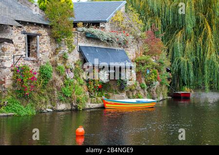 Zahlreiche überdachte Waschhäuser säumten den Fluss. Die 'Petite Cité de Caractére' Pontrieux liegt am Fluss Trieux. Eine französische Gemeinde in der Region Bretagne im Département Cotes-d'Armor im Kanton Bégard. Stockfoto