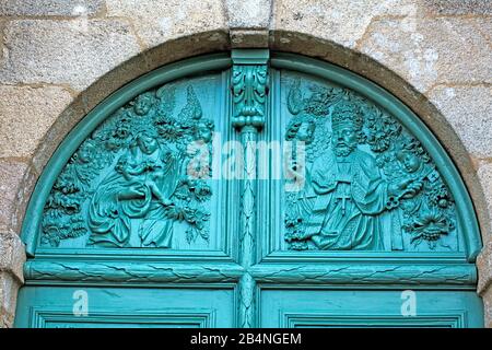 Eglise Saint-Pierre, das türkisfarbene Westportal in Pleudaniel. Pleudaniel ist eine Gemeinde im Département Côtes-d'Armor in der Region Bretagne. Stockfoto