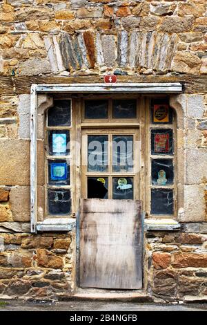 Erinnerung an ein kleines Einzelhandelsgeschäft. Tréguier ist eine Gemeinde im Département Côtes-d'Armor in der Bretagne; Tréguier ist die historische Hauptstadt des Trégor. Stockfoto
