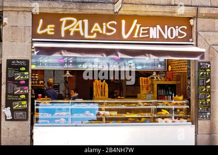 Saint-Malo ist eine Hafenstadt an der Cote d-'Emeraude in der Bretagne im Nordwesten Frankreichs. Französisches Fast-Food-Geschäft in der Altstadt. Stockfoto