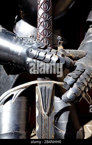 DOL-de-Bretagne ist eine Gemeinde im Département Ille-et-Vilaine in der Region Bretagne. Ausgezeichnet als "Petite cité de caractère", kleiner Ort mit Charakter. Knight Rüstung als Blickfang in einem Restaurant. Stockfoto