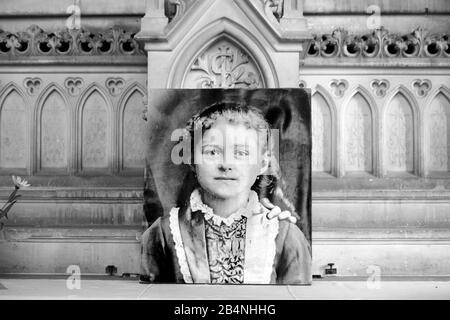 Villers-sur-Mer ist eine Gemeinde im Département Calvados in der Region Normandie. Porträt eines Kindes in der Kirche Eglise Saint-Martin. Anlass unbekannt. Stockfoto