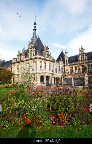 Fécamp ist eine französische Stadt an der Cote d-'Albatre. Im Departement Seine-Maritime in der Region Normandie. Sie liegt auf Meereshöhe direkt am Ärmelkanal zwischen Dieppe und Le Havre. Der Palast der Benediktion im Stil der Gotik und Renaissance des Gründers Alexandre Le Grand Stockfoto