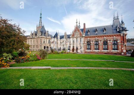 Fécamp ist eine französische Stadt an der Cote d-'Albatre. Im Departement Seine-Maritime in der Region Normandie. Sie liegt auf Meereshöhe direkt am Ärmelkanal zwischen Dieppe und Le Havre. Der Palast der Benediktion im Stil der Gotik und Renaissance des Gründers Alexandre Le Grand Stockfoto