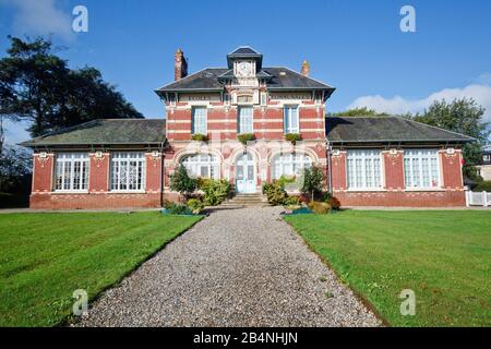 Vattetot sur Mer auf der Cote d'Albatre. Eine Kleinstadt in der Seine-Maritime in der Region Normandie. Zwischen Dieppe und Le Havre. In dem rustikalen Ziegelbau sind das Rathaus, die Schule und der Kindergarten untergebracht. Stockfoto