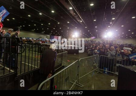 Detroit, Michigan, USA. März 2020. Eine Bernie Sanders Präsidentschaftswahlkampagne in der Innenstadt von Detroit zog Tausende an, nur wenige Tage vor den Wahlen zur demokratischen Vorwahl in Michigan am 10. März. Kredit: Jim West/Alamy Live News Stockfoto