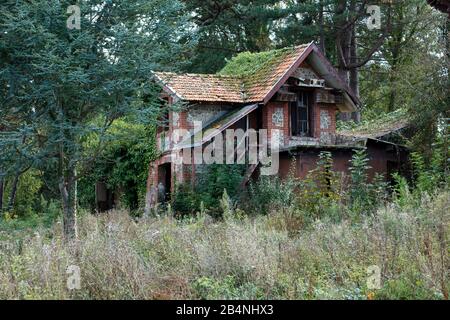 Fécamp ist eine französische Stadt an der Cote d-'Albatre. Im Departement Seine-Maritime in der Region Normandie. Sie liegt auf Meereshöhe direkt am Ärmelkanal zwischen Dieppe und Le Havre. Verlassene Villa am Stadtrand. Stockfoto