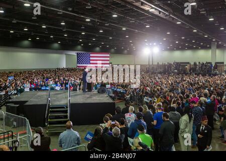 Detroit, Michigan, USA. März 2020. Eine Bernie Sanders Präsidentschaftswahlkampagne in der Innenstadt von Detroit zog Tausende an, nur wenige Tage vor den Wahlen zur demokratischen Vorwahl in Michigan am 10. März. Kredit: Jim West/Alamy Live News Stockfoto