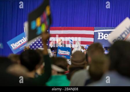 Detroit, Michigan, USA. März 2020. Eine Bernie Sanders Präsidentschaftswahlkampagne in der Innenstadt von Detroit zog Tausende an, nur wenige Tage vor den Wahlen zur demokratischen Vorwahl in Michigan am 10. März. Kredit: Jim West/Alamy Live News Stockfoto