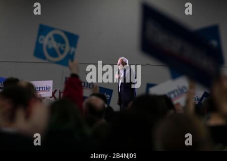 Detroit, Michigan, USA. März 2020. Eine Bernie Sanders Präsidentschaftswahlkampagne in der Innenstadt von Detroit zog Tausende an, nur wenige Tage vor den Wahlen zur demokratischen Vorwahl in Michigan am 10. März. Kredit: Jim West/Alamy Live News Stockfoto