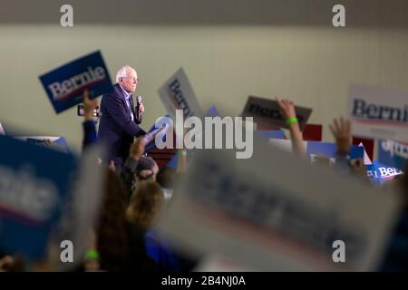 Detroit, Michigan, USA. März 2020. Eine Bernie Sanders Präsidentschaftswahlkampagne in der Innenstadt von Detroit zog Tausende an, nur wenige Tage vor den Wahlen zur demokratischen Vorwahl in Michigan am 10. März. Kredit: Jim West/Alamy Live News Stockfoto