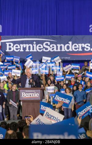 Detroit, Michigan, USA. März 2020. Eine Bernie Sanders Präsidentschaftswahlkampagne in der Innenstadt von Detroit zog Tausende an, nur wenige Tage vor den Wahlen zur demokratischen Vorwahl in Michigan am 10. März. Kredit: Jim West/Alamy Live News Stockfoto