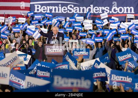 Detroit, Michigan, USA. März 2020. Eine Bernie Sanders Präsidentschaftswahlkampagne in der Innenstadt von Detroit zog Tausende an, nur wenige Tage vor den Wahlen zur demokratischen Vorwahl in Michigan am 10. März. Kredit: Jim West/Alamy Live News Stockfoto