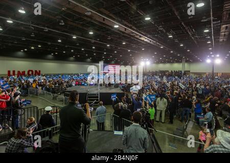 Detroit, Michigan, USA. März 2020. Eine Bernie Sanders Präsidentschaftswahlkampagne in der Innenstadt von Detroit zog Tausende an, nur wenige Tage vor den Wahlen zur demokratischen Vorwahl in Michigan am 10. März. Kredit: Jim West/Alamy Live News Stockfoto