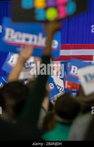 Detroit, Michigan, USA. März 2020. Eine Bernie Sanders Präsidentschaftswahlkampagne in der Innenstadt von Detroit zog Tausende an, nur wenige Tage vor den Wahlen zur demokratischen Vorwahl in Michigan am 10. März. Kredit: Jim West/Alamy Live News Stockfoto