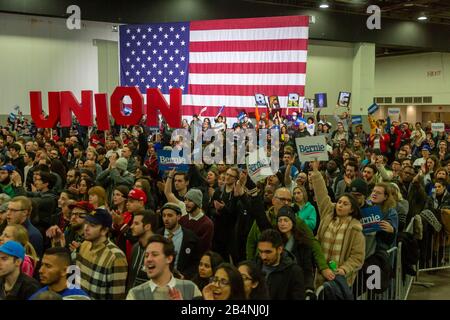 Detroit, Michigan, USA. März 2020. Eine Bernie Sanders Präsidentschaftswahlkampagne in der Innenstadt von Detroit zog Tausende an, nur wenige Tage vor den Wahlen zur demokratischen Vorwahl in Michigan am 10. März. Kredit: Jim West/Alamy Live News Stockfoto