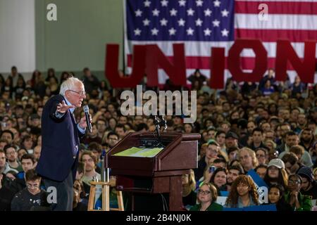 Detroit, Michigan, USA. März 2020. Eine Bernie Sanders Präsidentschaftswahlkampagne in der Innenstadt von Detroit zog Tausende an, nur wenige Tage vor den Wahlen zur demokratischen Vorwahl in Michigan am 10. März. Kredit: Jim West/Alamy Live News Stockfoto