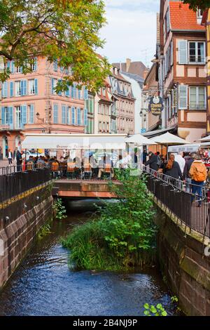 Colmar ist eine Stadt im Elsaß in Frankreich. Die Altstadt ist geprägt von Kopfsteinpflaster und Fachwerkhäusern aus dem Mittelalter und der Renaissance. Stockfoto